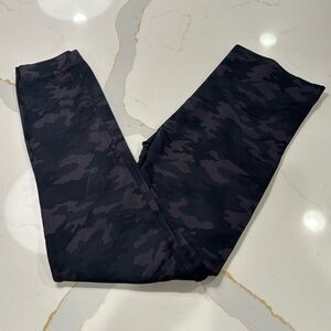 Spanx Look at Me Now Seamless Leggings - Gray Camo - XL EUC